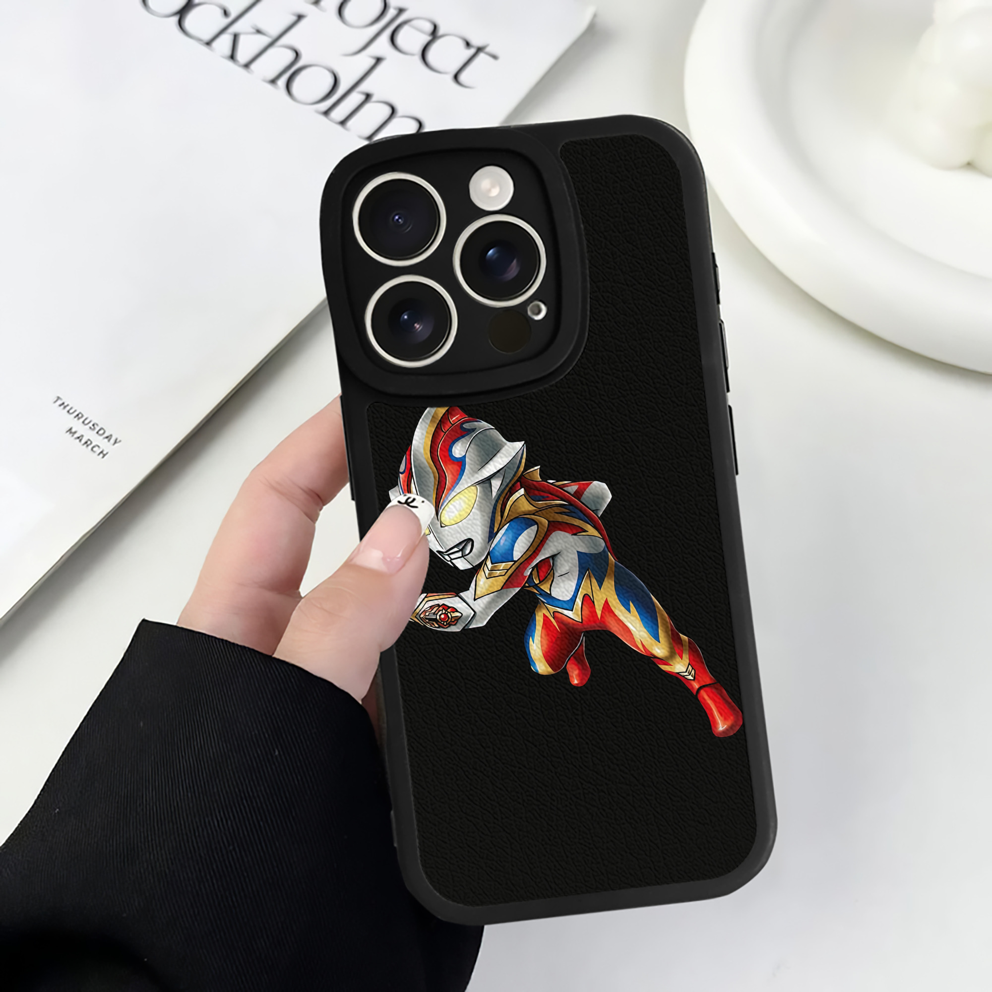 （画像用） ウルトラマン Ultraman 【iPhone 16シリーズ対応】シリコンスマホケース（レザー調） 材質：シリコン